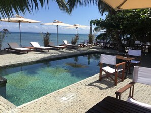 Outdoor pool, pool umbrellas, pool loungers - Idylle Beach (Nosy Boraha)