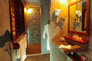 Ducha, artículos de tocador gratuitos, secador de pelo, batas