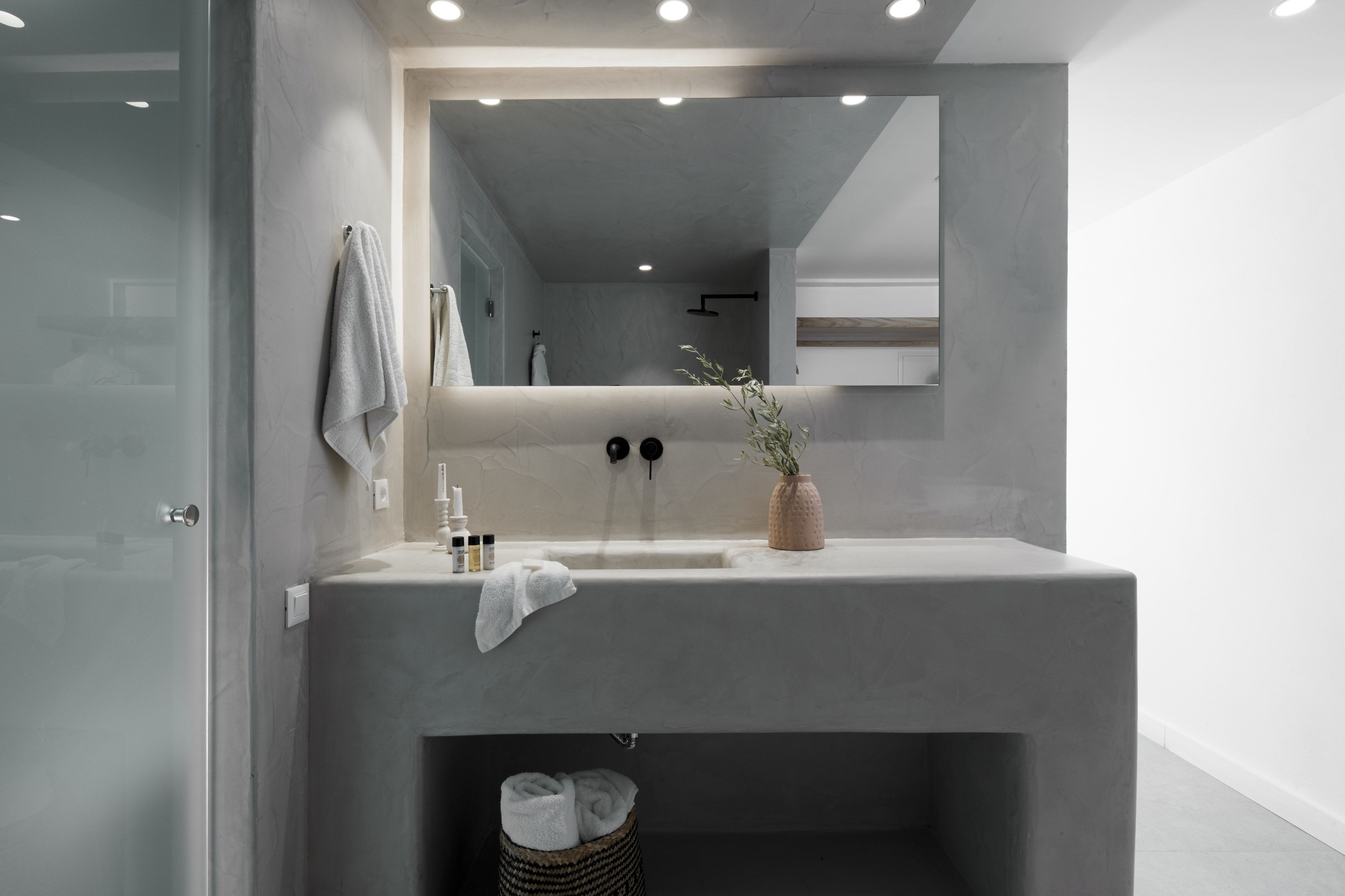 shower, rainfall showerhead, free toiletries, hair dryer