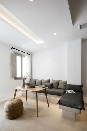 Premium bedding, minibar, in-room safe, individually decorated - Altera Pars Suites (Santorini)