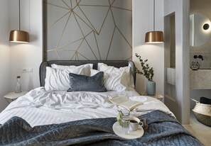 Premium bedding, minibar, in-room safe, individually decorated - Altera Pars Suites (Santorini)