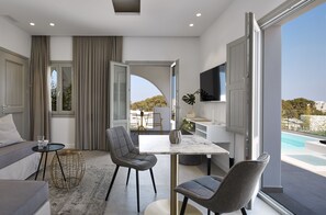 Premium bedding, minibar, in-room safe, individually decorated - Altera Pars Suites (Santorini)