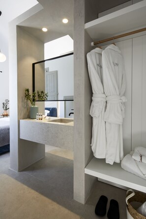 Premium bedding, minibar, in-room safe, individually decorated - Altera Pars Suites (Santorini)