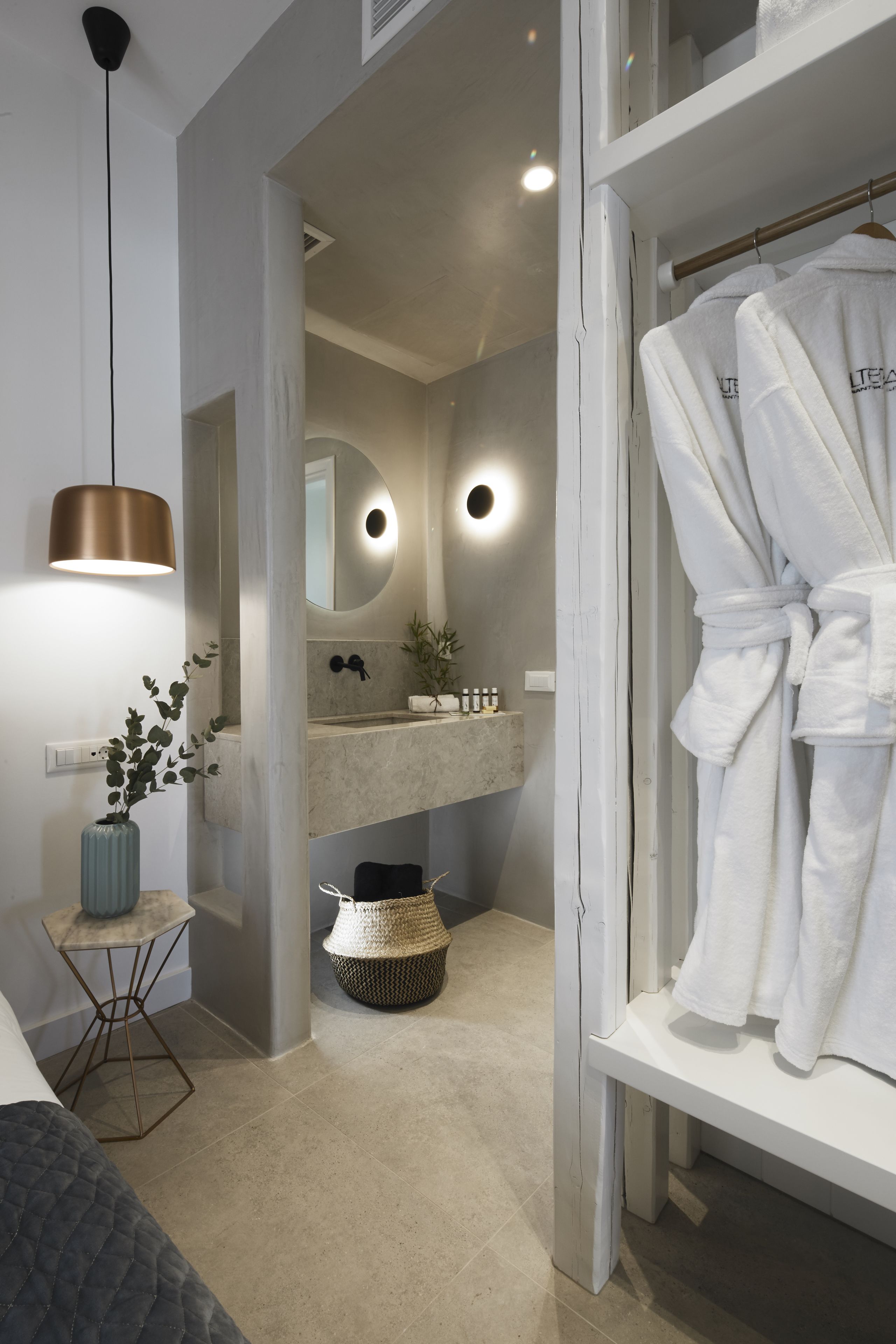 shower, rainfall showerhead, free toiletries, hair dryer