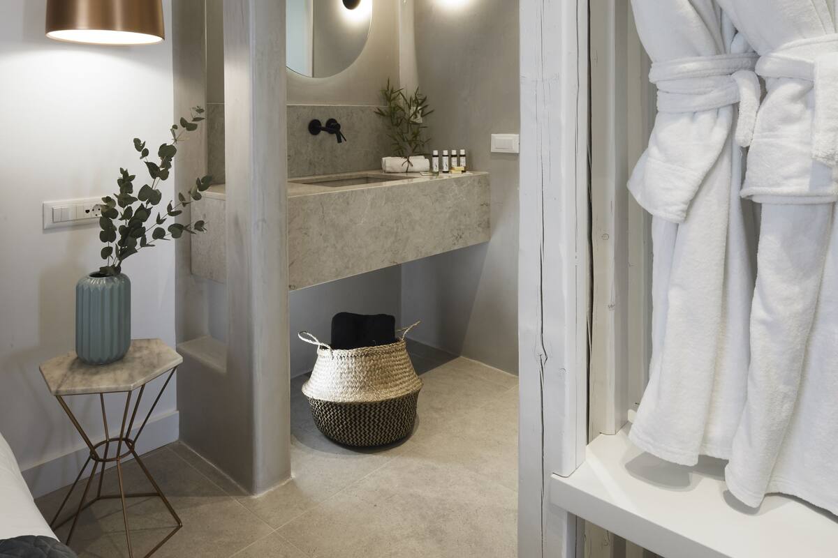 shower, rainfall showerhead, free toiletries, hair dryer