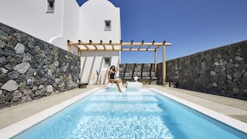 Premium Suite, Private Pool | Sengetøy av topp kvalitet, minibar og safe på rommet