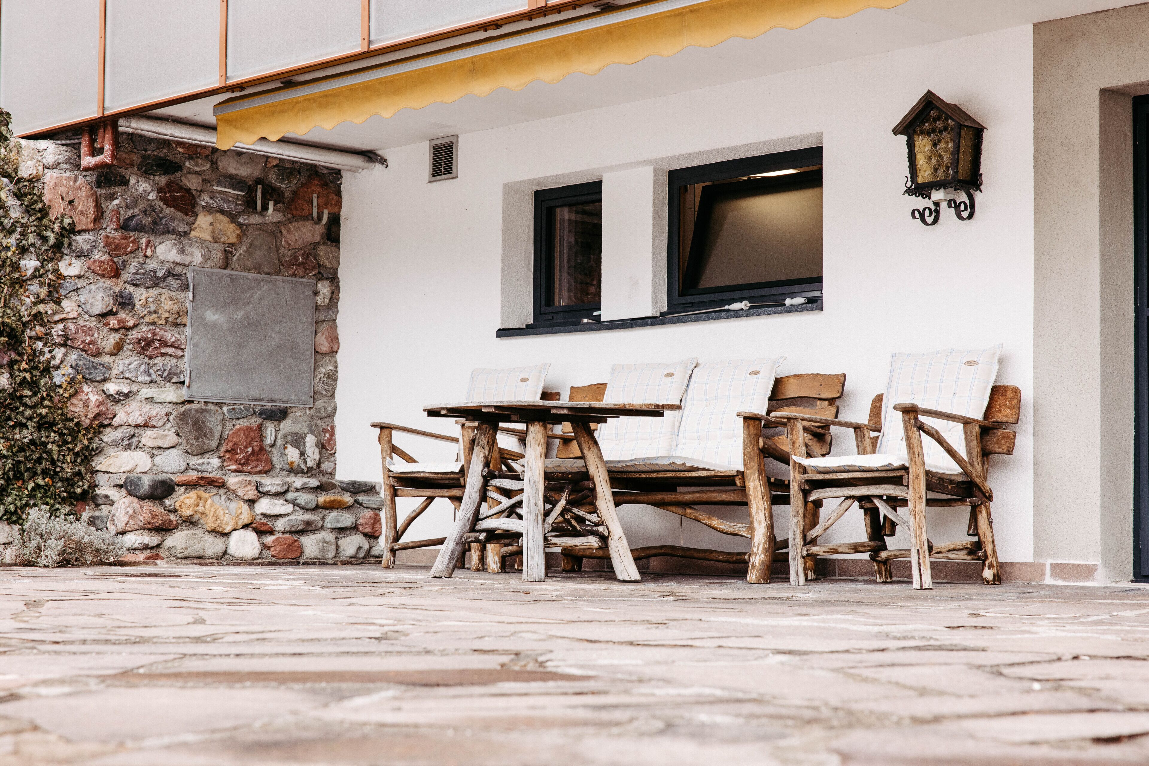 Deluxe-huoneisto, 1 makuuhuone | 1 makuuhuone, tallelokero huoneessa, työpöytä, ilmainen Wi-Fi