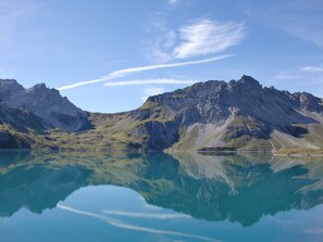 A mountain landscape with a clear lake reflecting the peaks. - Kella-Egg (Brand)