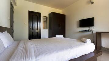 Iron/ironing board, rollaway beds, free WiFi