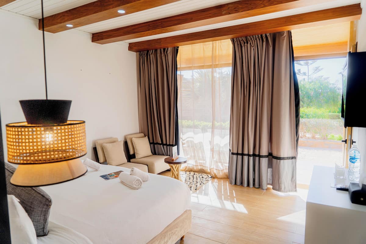 Comfort bungalow, niet-roken | 1 slaapkamer, een kluis op de kamer, individueel gedecoreerd