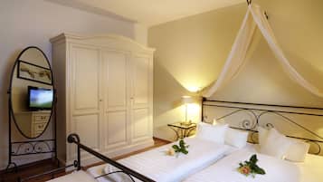 Premium bedding, in-room safe, desk, blackout curtains