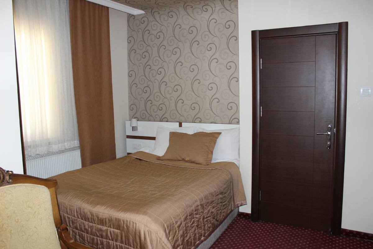 In-room safe, desk, WiFi (free)