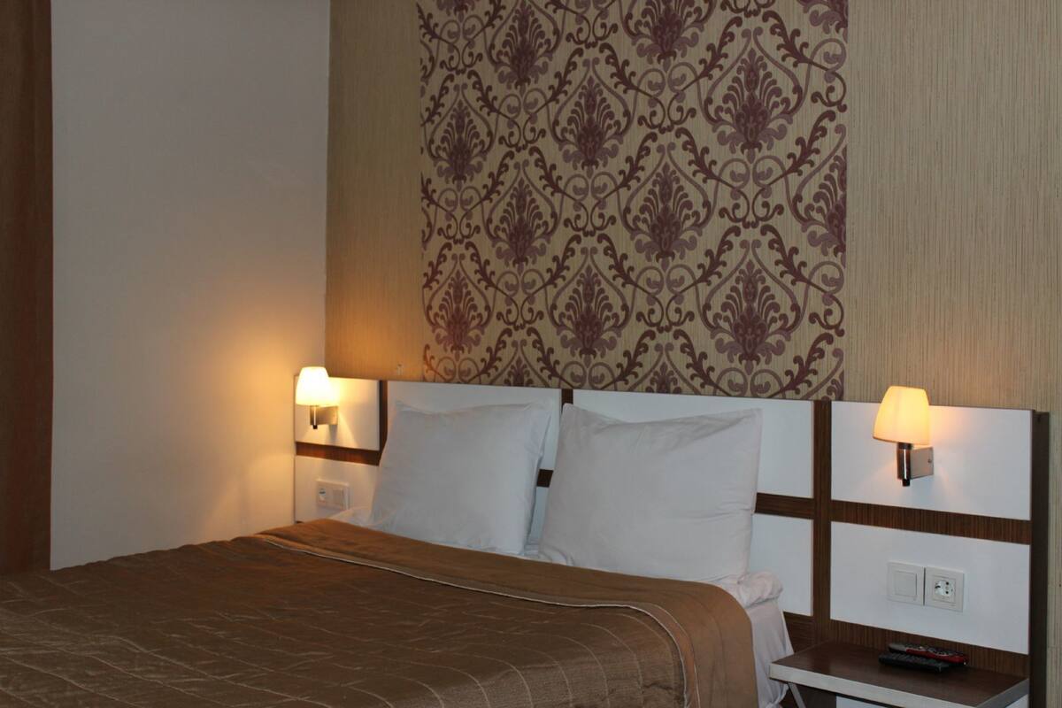 In-room safe, desk, WiFi (free)