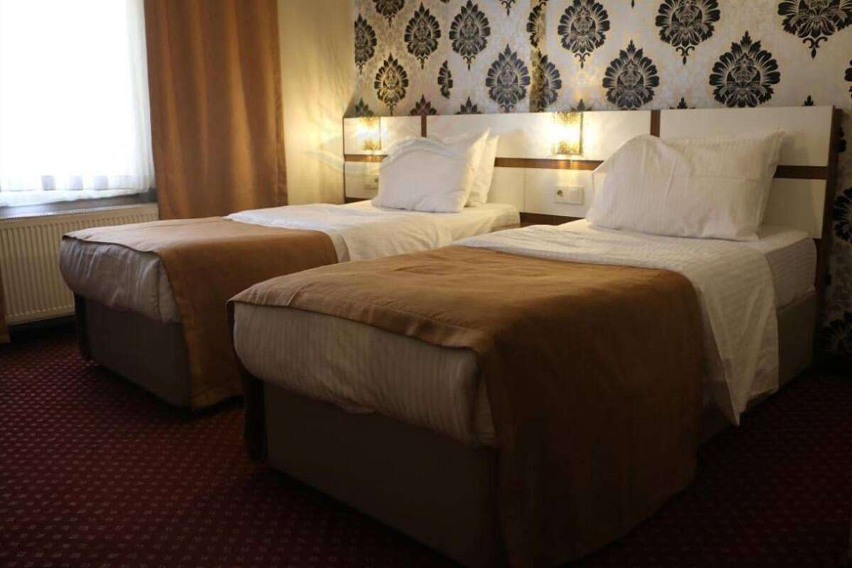 Deluxe Twin Room | In-room safe, desk, WiFi (free)