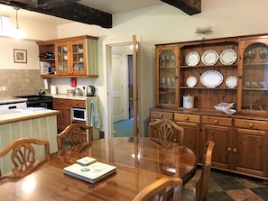 House, 3 Bedrooms, Lake View | In-room dining