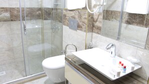 Dusche, kostenlose Toilettenartikel, Haartrockner, Bademäntel