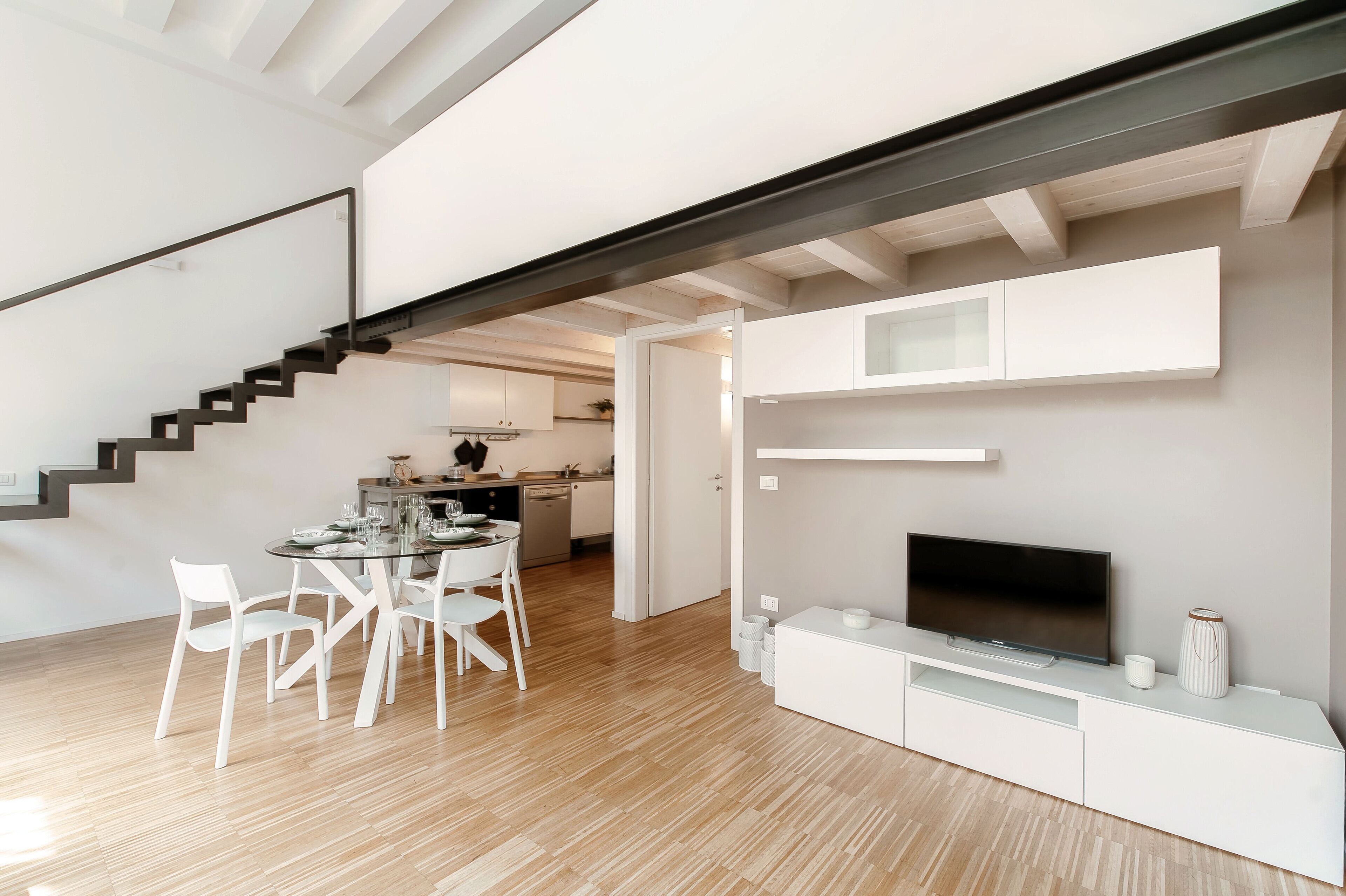 Courtyard Loft | Ruokasali