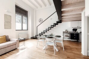 Courtyard Loft | 거실 공간 | 디지털 채널 시청이 가능한 30인치 평면 TV, TV