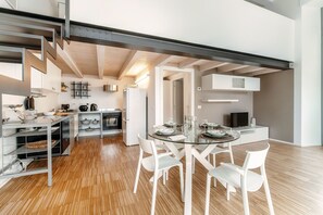 Courtyard Loft | 전용 주방 | 냉장고, 오븐, 쿡탑, 에스프레소 메이커