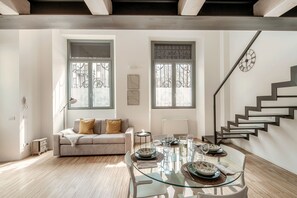Courtyard Loft | 거실 공간 | 디지털 채널 시청이 가능한 30인치 평면 TV, TV