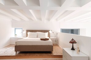 Courtyard Loft | أغطية فراش متميزة وألحفة محشوة بالريش ومكواة/لوح كي وأسرّة أطفال/رضّع