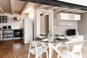 Courtyard Loft | 전용 주방 | 냉장고, 오븐, 쿡탑, 에스프레소 메이커
