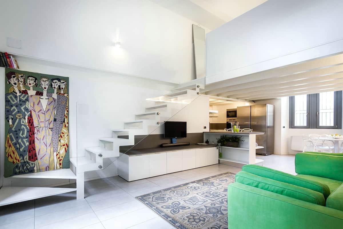 Loft (Como city) | Sala de estar | Televisión de pantalla plana de 30 pulgadas con canales digitales