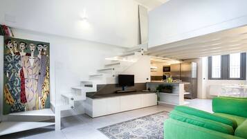 Loft (Como city) | Ruang keluarga | Televisi layar datar 30-inci dengan saluran TV digital dan TV