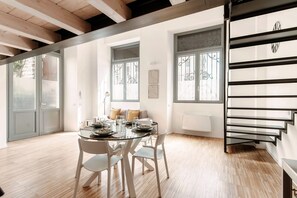 Courtyard Loft | Cuisine privée | Réfrigérateur, four, plaque de cuisson, machine à expresso