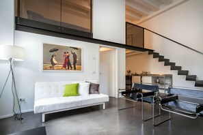 غرفة علوية (Porta Torre) | منطقة المعيشة | تلفزيون بشاشة مسطحة بحجم 30-بوصة يعرض قنوات تلفزيونية رقمية، تلفزيون