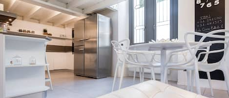 Loft (Como city) | Private kitchen | Fridge, oven, stovetop, coffee/tea maker