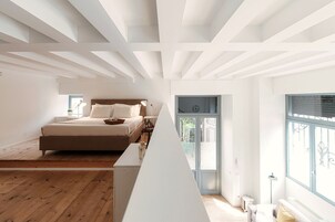 Courtyard Loft | 高档床上用品、羽绒被、熨斗/熨衣板、婴儿床