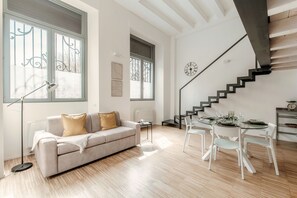 Courtyard Loft | Salle de séjour | Télévision à écran plat de 30 pouces avec chaînes numériques, télévision