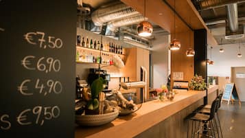 Bar (trong khuôn viên)