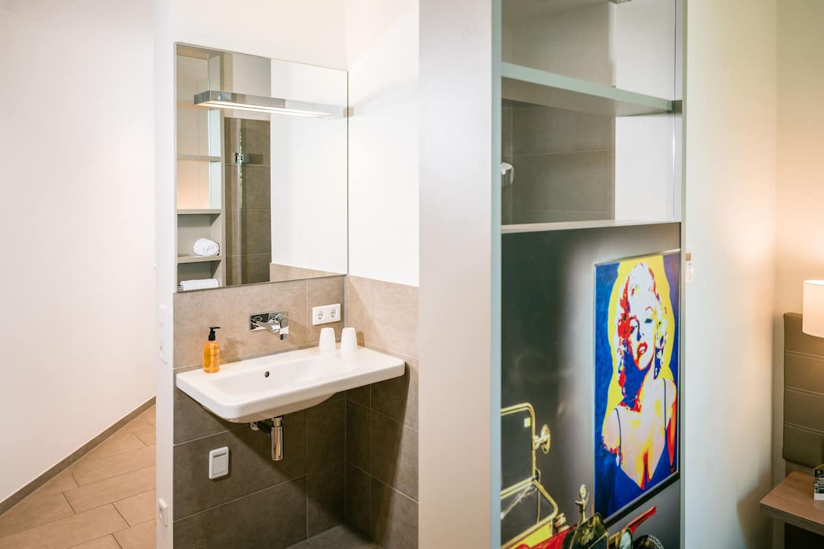 shower, free toiletries, hair dryer, towels