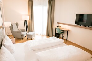 Deluxe Double Room, 1 King Bed | Hypo-allergenic bedding, in-room safe, desk, soundproofing