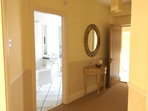 Apartamento, 1 habitación, vistas al lago | Baño | Ducha y bañera combinadas y artículos de higiene personal gratuitos