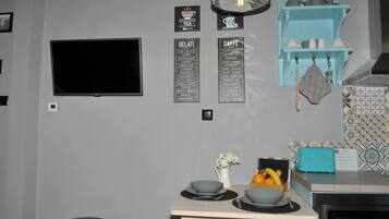 City House, 2 Bedrooms | In-room dining