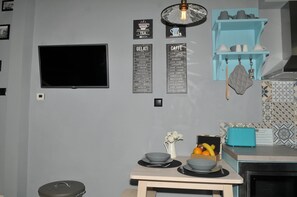 City House, 2 Bedrooms | In-room dining - Kamares View Luxury House (Kavala)