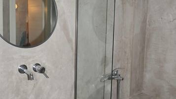 City House, 2 Bedrooms | Bathroom | Shower, free toiletries, hair dryer, towels