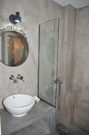 Casa urbano, 2 quartos | Banheiro | Chuveiro, produtos de toalete grátis, secador de cabelo