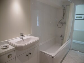 Cottage, 2 Bedrooms, Garden View | Bilik Mandi | Gabungan pancuran/tab mandi, kelengkapan dandanan diri percuma 