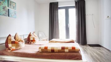 Kondominium Keluarga, 2 kamar tidur, teras, pemandangan kebun | 1 kamar tidur, tirai kedap cahaya, dan kedap suara