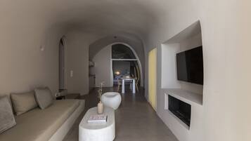 Executive Villa, 2 Bedrooms, Jetted Tub (Cave) | Area keluarga | Televisi layar datar 48-inci dengan saluran TV satelit dan TV