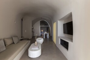 Executive Villa, 2 Bedrooms, Jetted Tub (Cave) | リビング エリア | 48 インチの薄型テレビ (衛星放送視聴可)、テレビ、MP3 ドック