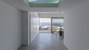 A modern interior with a skylight, a view of the sea, and a minimalist design. - Aesthesis Villas Firostefani (Santorini)