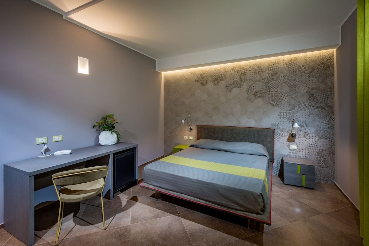 Phòng đôi, hiên, quang cảnh sân vườn | Minibar, két bảo mật tại phòng, bàn