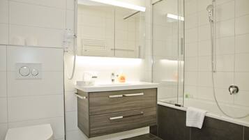 Badewanne und Dusche (separat), kostenlose Toilettenartikel