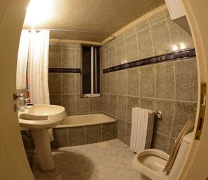 Deluxe Chalet | Bathroom | Shower, towels - Bauhaus Chalets Apartment (Bcharré)