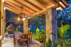 Villa Deluxe, 1 très grand lit et 1 canapé-lit, accès piscine, vue piscine | Terrasse/Patio